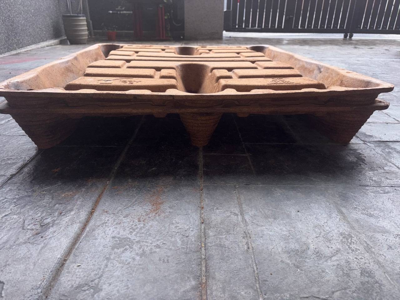 Cocopeat Pallet, a wood-free molded shipping pallet